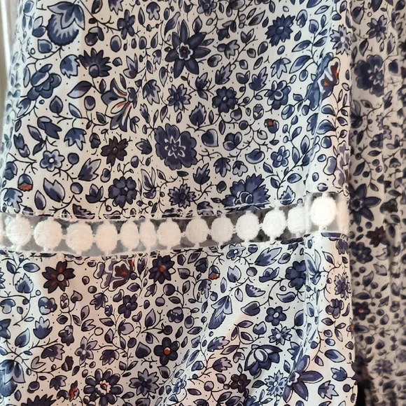 Lane Bryant Blue and White Floral Top 24P - Picture 4 of 6